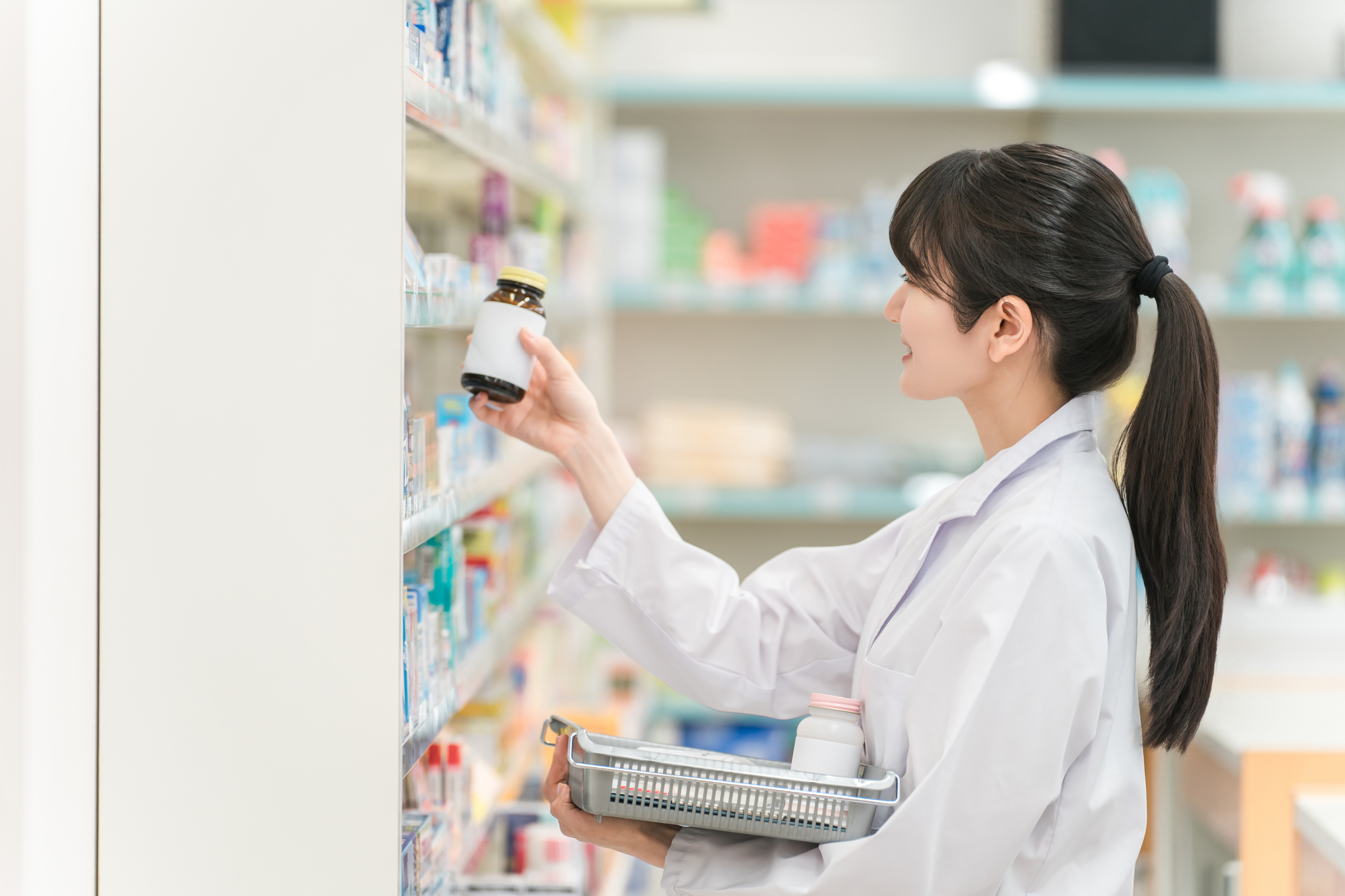 薬剤師が調剤する様子